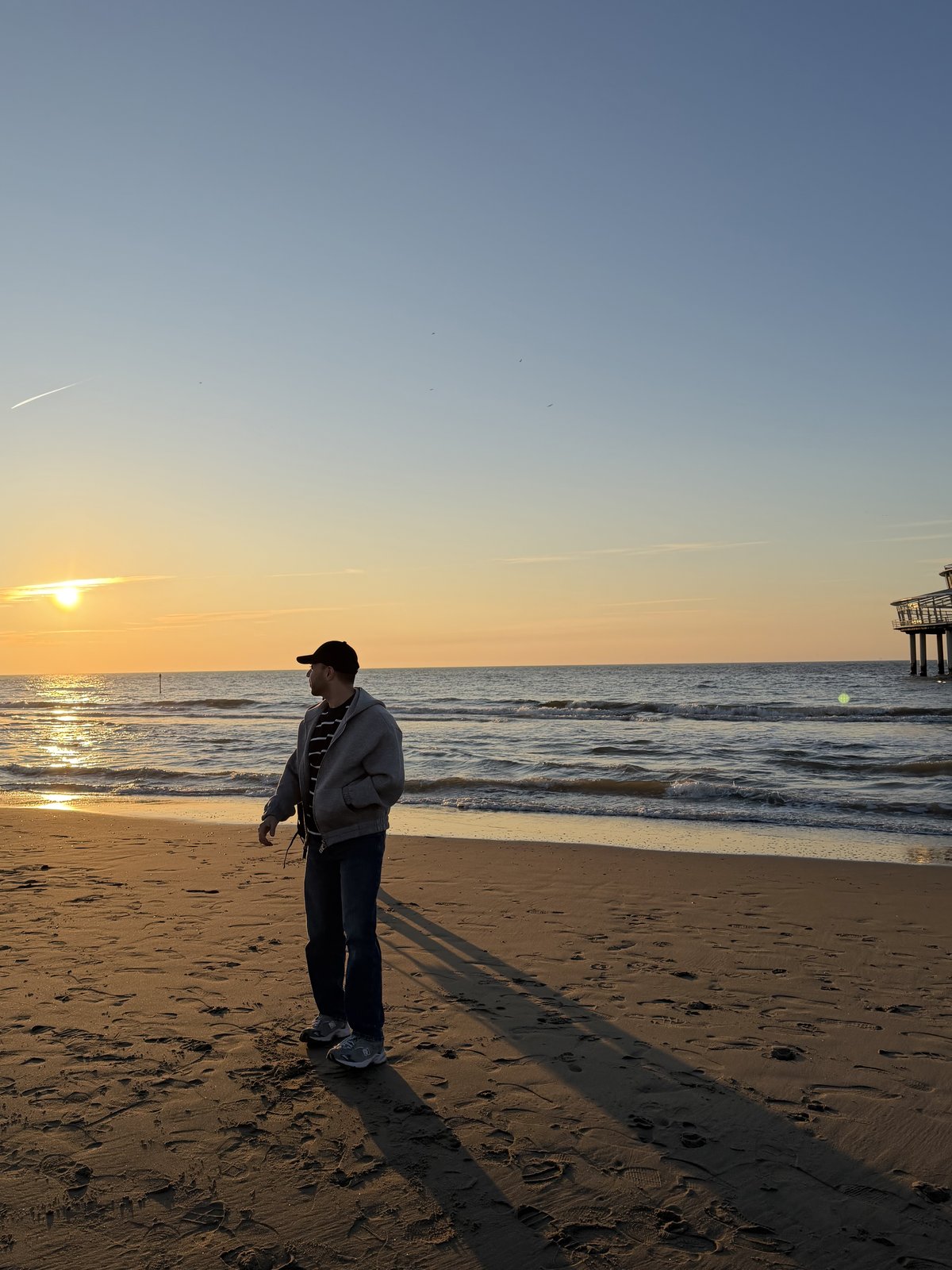 Nadir Chajia op het strand bij zonsondergang